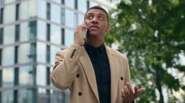 Afro-Amerikalı iş adamı işadamı konuşuyor cep telefonu işadamı konuşuyor erkek akıllı telefon görüşmesi şehir cep telefonu konuşmasında iletişim müdürü açık havada pazarlık yapıyor