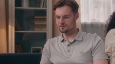 Çok ırklı çift sorunu olan dizüstü bilgisayar bağımlısı ev arkadaşı kocası Kafkasyalı erkek arkadaş üzgün sevgilisini görmezden geliyor İspanyol kadın kadın.