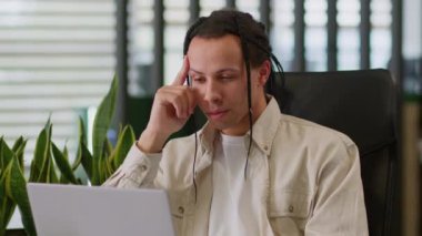 Kafkasyalı iş adamı, Latin kökenli işadamı, işveren, erkek, işveren, yönetici, dizüstü bilgisayar fikri düşünen, bilgisayarlara odaklanmış, internetteki kameralara bakan,