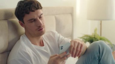 Kafkas Avrupalı erkek yatağı cep telefonu akıllı telefon hatası kırılmış telefon aleti teknolojisi erkek tebligat sorunlu internet hatası sosyal ağlar yatak odasını birbirine bağlıyor