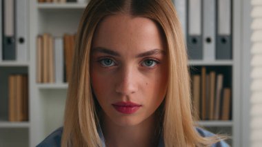 Kafkasyalı hoşnutsuz olumsuz hayal kırıklığına uğramış öğrenci kız kütüphanede kafasını sallıyor işaret parmağı yok reddedilmeyi asla reddetme iş kadını reddini yasaklayan jestleri reddetme