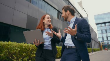 İki ortak iş arkadaşı şehirde yürürken şirket başarı anlaşmasını kutluyorlar. Şehir merkezindeki şehir dışında erkek kadın, dizüstü bilgisayar kazandı. İnternet zaferi.