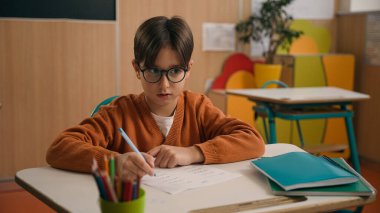 Özel okul dersinde konuşan çocuk ilkokul öğrencisi, beyaz çocuk, çocuk öğrenci, sınıf dersinde ödev ödevi eğitimi, öğretmenlik eğitimi.