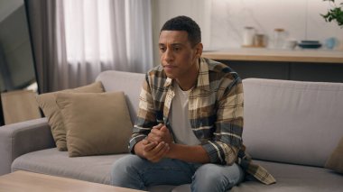 Afro-Amerikalı bir adam, evdeki iş kaybına üzülüyor. Kanser hastası, sağlıkla ilgili sorunlu, etnik sorunlu, erkek sorunu düşünen, kötü haber. Üzücü, üzüntülü, depresyonlu, ruhsal kalp kırıklığı.