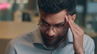 Kafe Shock 'taki Hintli Arap iş adamı kötü haber telefonu okuyan üzgün bir işadamı, aktarım ekranı tebligatını iptal etti, üzgün erkek adam cep telefonu arızası yaşadı.