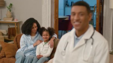 Afro-Amerikalı anne kız doktor çocuk doktoru terapist bulanık gülümseme sağlık kadın erkek çocuk uzmanı üniformalı aile babası kadın doktor profesyonel sağlık sigortası