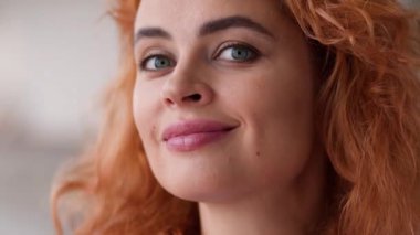 Kafkasyalı kızıl saçlı kadının portresi kafasını çevirmiş kameraya bakıyor dişlek dişler, diş hekimi, kadın, eş, vesikalık gülümseme.