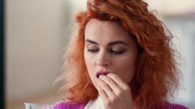 Kafkasyalı kadın hap bardağı içiyor hala su vitamini tedavisi görüyor hasta kadın semptom sağlığı hizmetleri sağlıksız ilaç içiyorlar sabah eve ilaç içiyorlar iyi alışkanlık diyeti antidepresan ağrı kesici