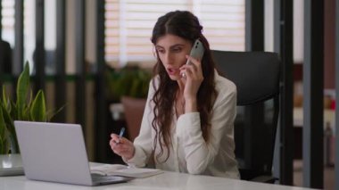 Kafkasyalı kız, sinirli iş kadını bayan ofis yöneticisi, çoklu iş kadını, cep telefonlu iş kadını, iş bilgisayarı, iş yeri bilgisayarı, not defteri, cep telefonu, çatışma sorunu tartışması.