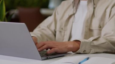 Latin kökenli hippi iş adamı Latin erkek öğrenci işadamı işadamı gülümseyen Amerikan erkek işçi ofis eğitiminde bilgisayar daktilo eden kurumsal görev bilgisayarında internet sohbeti yapıyor