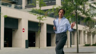 Mutlu neşeli gülümseme aktif pozitif başarı dans yürüyüşü dans Afrikalı Amerikalı iş kadını iş kadını kız iş kadını dizüstü bilgisayar sahibi bayan girişimci iş başarısını şehirde yürüyüşünü kutluyor