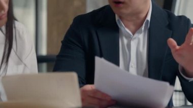 Japon iş arkadaşları Asyalı Asyalı kadın stajyer iş kadını bayan Koreli patron patron adam erkek ofis hata belgelerini tartışırken açıklamakta zorlanıyorum. Yüksek