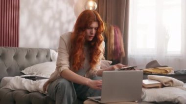 Yatak odasındaki kafası karışmış gezgin kadın otel havayolu laptopunu ayarlamaya çalışıyor destek servisini arama sorununu iptal et cep telefonlu kız yatakta seyahat biletleri hazırlıyor.