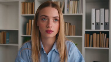 Heyecanlı, mutlu, duygusal, beyaz bir kadın. Heyecan dolu hayaller kuruyor. Kütüphanede, ev hanımı, iş kadını, hayal ürünü bir iş kadını.