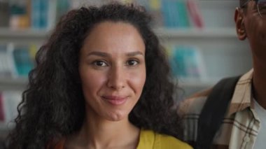Yakından bakınca iki kişi mutlu, Afro-Amerikalı, Hintli, Arap, dişlek, dişlek, üniversite öğrencileri, öğrenim, eğitim, gençlik, üniversite, üniversite, sınıf arkadaşları, çift.