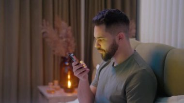 Kafkasyalı kullanıcı cep telefonu, akıllı telefon, cep telefonu, erkek gece yarısı cihaz, siber ekran, dokunmatik ekran, internet, uykusuzluk bağımlısı yatak odasına bağlı.