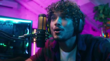 Latin Arap Müslüman adam zafer kupası birinciliği heyecan verici duygu oyuncusu sunucu şampiyon yarışmacı siber spor radyosu erkek adam blogunu kutluyor