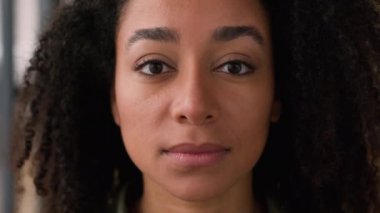 Kapalı portre ciddi üzgün kadın kız arkadaş Afrika kökenli Amerikalı bayan bayan ev sahibi ev kredisi sağlık sorunu ev içi kameralara bakarak cilt sigortası ile karşı karşıya