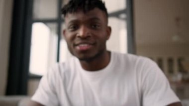 Mutlu, Afrikalı, etnik, erkek, ev sahibi, ev sahibi, ev sahibi, koca, gülümse, neşeli, pozitif gülümse, rahatla, kanepeye otur, yeni ev dekorasyonu, ev kredisi, ev kredisi.