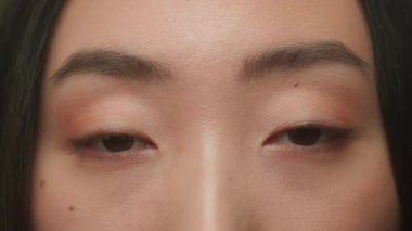 Makro yakın plan Asyalı kadın koyu renk gözler detaylarla yüzleşir Koreli Çinli kız göz merceği açık görüş açısı kirpikler cilt bakımı tıbbi cerrahisi güzellik sağlık