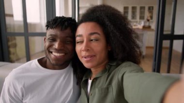 POV webcam görüntüsü mutlu çift blogcuları Afrikalı Amerikalı etnik erkek kadın kız arkadaş selfie fotoğraf cep telefonu video görüntüsü gülümseyen kadın koca karı cep telefonu akıllı telefonu ev telefonuyla konuşuyor