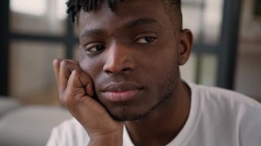 Afrika kökenli Amerikalı erkek yalnız başına. Ev sahibi üzgün, stresli, sağlık problemleri, kalp kırıklığı. Evde endişeli, yalnız depresyon düşüncesi yorucu.