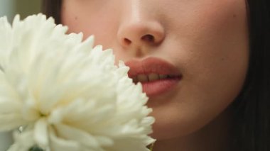 Yakından tanınmayan Asyalı kadın kadın Çinli kadın yüzü çiçek kokusu doğal organik kozmetik kokusu taze parfüm cilt nemlendirici kozmetik makyaj güzellik