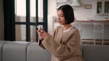 Latin Latin kadın, mutlu kız, ev sahibi, ev sahibi, ev sahibi, ev sahibi, cep telefonu, sosyal medya, gülen, akıllı telefon bağımlısı, sohbet eden, internetten alışveriş yapan internet rezervasyonları yapan.