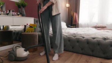 Gülümseyen beyaz kadın ev sahibi elektrikli süpürge evi temizleyen ev hanımı ev hanımı temizleyen yatak odasını süpüren ev sahibi mutlu kız kameraya bak gülümse