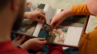 Kafkasyalı baba, küçük kız, okul çocukları aile albümü seyrediyor fotoğraf koleksiyonu hatıraları koyuyor baba baba, baba, hafta sonu evde resim izleyip, beşlik çakıyor.