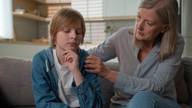 Katı, yaşlı, olgun, beyaz kadın, anne, büyük anne, büyük baba. Dokunaklı, küçük, suçlu torun, çocuk, kötü davranış, çocuk disiplini tartışmaları.