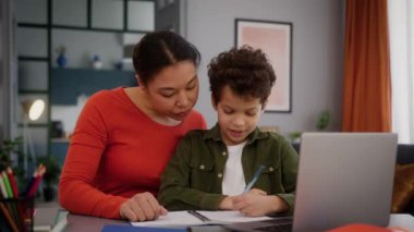 Mutlu Afro-Amerikan aile annesi anne ev ödevlerine yardım ediyor küçük sevimli oğlan çocuk öğrenci birlikte e-öğrenim dizüstü bilgisayar ödevi online yazım okulu ev eğitimi
