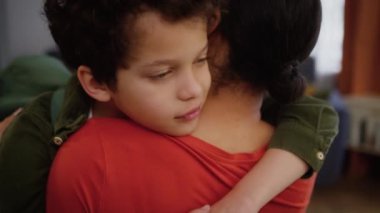 Mutlu Afrika kökenli Amerikalı anne anne kucak kucak kucak kucak kucak kucak kucak, küçük oğlan çocuk okul çocuğu, yürüyüş okuluna gitmeden önce sarıl, eve git, ders çalış.