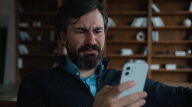 Neşeli, beyaz, orta yaşlı, olgun, erkek, işadamı, işveren, işveren, iş adamı. Vay canına, cep telefonu satışı sürpriz indirimi. İnternet 'te şok haberleri sunuyor.