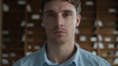 Bin yıllık güçlü, kendine güvenen beyaz erkek, dalgın iş adamı portresi. Düşünceli CEO yönetici girişimci ciddi yüz müvekkili çalışanı ofis kliniğinin içindeki kameraya bakıyor.