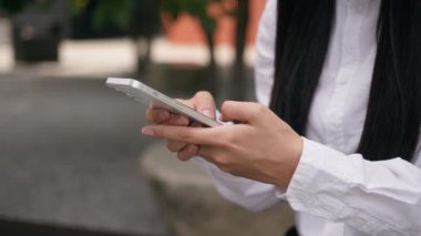 Tanımlanamayan iş kadını elleri cep telefonu akıllı yazıcı kadın sohbet teknolojisi bankacılık e-ticaret müdürü web kızı mesajları