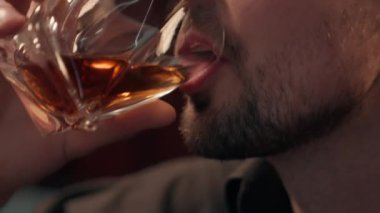 Mutlu, gülen, beyaz, sarhoş, bağımlı, erkek, sakallı, işadamı müşterimiz. Alkolizm bağımlılığı sağlıksız yaşam tarzı