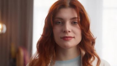 Oyuncu olumlu beyaz kadın portresi mutlu model kamera flörtçü kıza bakıyor bir göz kırpıyor neşeli bayan flört ediyor dişlek dişli dişçi gülümsemesi evde sağlıklılık