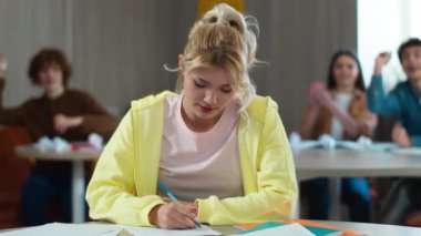 Okul akademisi üniversite dersi, hayal kırıklığına uğramış öğrenci kız öğrenci kız öğrenciyi, yazı öğrenmeyi, beyaz sınıf arkadaşlarını, saçma sapan kâğıt toplarıyla dalga geçmeyi,