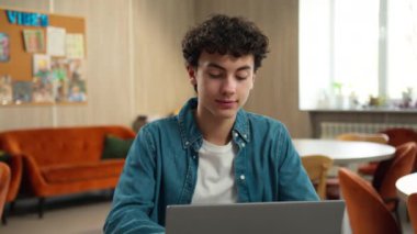 Beyaz tenli erkek öğrenci ergen laptop öğrenimi bilgisayar öğreniyor bilgisayar eğitimi alıyor internet eğitimi alıyor internet ödevi yapıyor okul akademisi üniversite sınavlarına hazırlanıyor