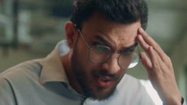 Şok olmuş Arap erkek Hintli işadamı elinde cep telefonu, kötü haber, şok, stres, cep telefonu, tebliğ, üzgün, sinirli, kafeteryada akıllı telefonu olan iş adamı.