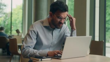 Sinirli Arap erkek Hintli işadamı serbest çalışan işadamı iş adamı ziyaretçi kafe bilgisayarı hayal kırıklığına uğramış endişeli adamın e-posta teslim tarihini okuması sorun yarattı