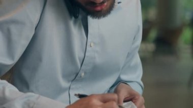 Hint Arap erkek işadamı serbest çalışan. Kafede ziyaretçi sayımı faturaları yazıyor. Çok görevli iş adamı konuşmaları, cep telefonu bütçesi, fatura.