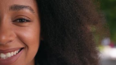 Yarım yüzlü, genç, Afro-Amerikalı, dişlek, dişlek, mutlu, kadın, ifade, duygu, güzellik, bayan iş kadını, detaylar, kozmetik makyaj, gülüş, pozitif, temiz ten.