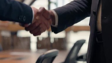 Kapalı erkekler el sıkışıyor iki tanınamaz çeşitlilik başarısı iş adamları ile tanışma çok ırklı işçiler sigorta kredi ortaklığı işbirliği ofisi Afrikalı Asyalı erkekler tokalaşma