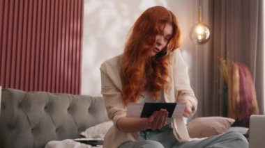 Öfkeli, sinirli, kızıl, kadın, yatak odasındaki kadın, seyahat hazırlığı, tatil tatili, sorun, bilet, pasaport, konuşma, cep telefonu tartışması, dizüstü bilgisayar.