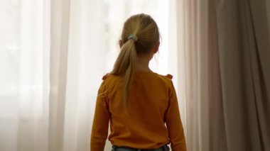 Arkaya bakan küçük kız pencereye gidiyor çocuk çocuk öğrenci tanınmaz çocukluk çocukluk, genç kız çocuk masumiyet bebek çocuk tek basamaklı anaokulu üzüntüsü