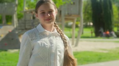 Mutlu gülümseyen küçük beyaz kız kız öğrenci öğrenci kız öğrenci kameraya bakan neşeli kız parmak hareketi yapan çocuk Park City 'de okul tatili öneriliyor.