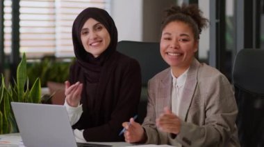 Çok ırklı kızlar mutlu iş kadınları Müslüman tesettür Afrikalı bayanlar iki iş arkadaşı bayan ofis dostu jest davetliler şirkete katılın güler yüzlü iş kadınları takım çalışmalarına