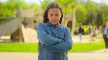 Park şehrindeki portre, kızgın, yalnız, üzgün, beyaz, küçük, çocuk, yetim, vesayet altına alınmış, kötü ruh hali içinde, somurtkan liseli bir öğrenciyi gücendirmiş.
